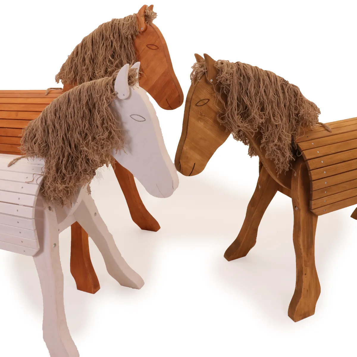 Holz-Voltigierpferde in drei verschiedenen Farbvarianten: Eiche, Kastanie und weiß.
